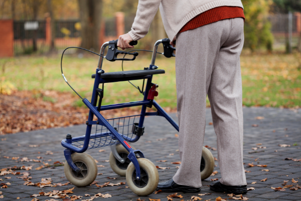 Trouble de la marche personne âgée : que faire ?