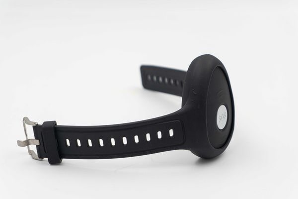 Le détecteur de chute sans abonnement 4G Premium Secure Senior se porte en bracelet