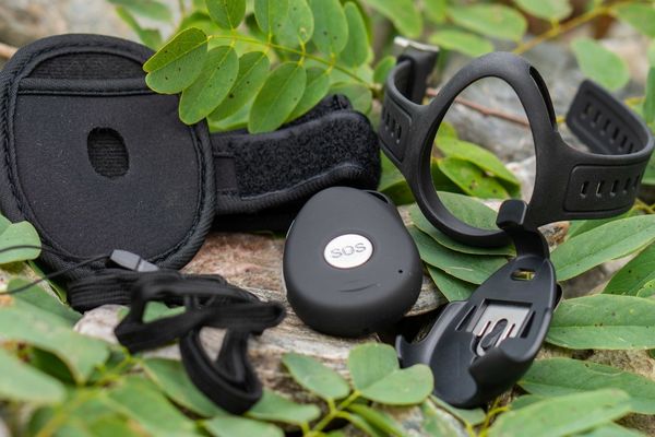 Le détecteur de chute sans abonnement 4G Premium Secure Senior est livré avec tous ses accessoires (bracelet, tour de cou, clip ceinture et brassard)