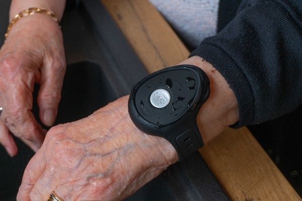 Alarme personne agée : Découvrez le sans abonnement - Secure Senior