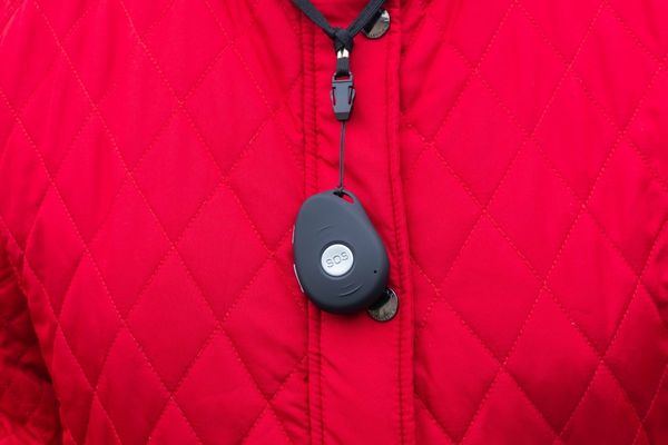 Le détecteur de chute sans abonnement 4G Premium Secure Senior se porte en médaillon