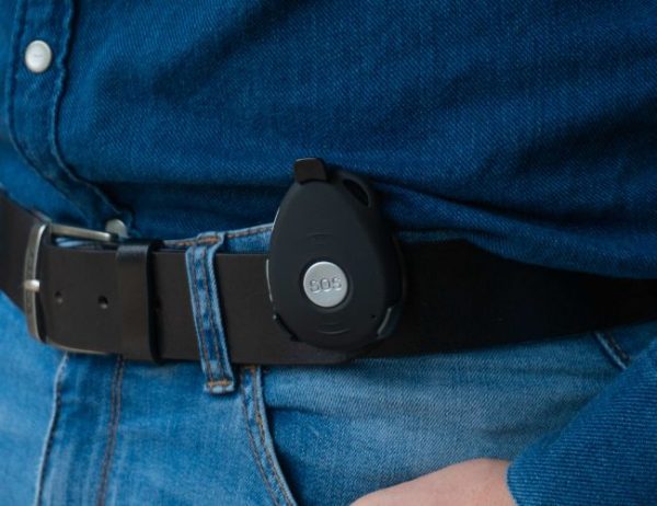 Le détecteur de chute se porte en clip ceinture