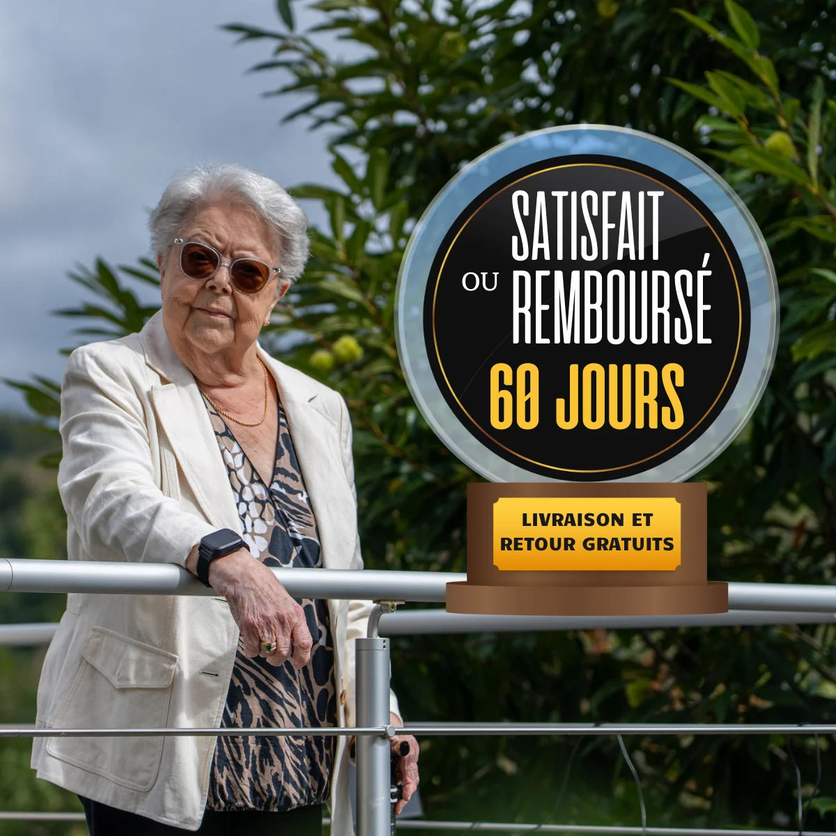 Une femme âgée portant la montre détecteur de chute 4G Connectée
